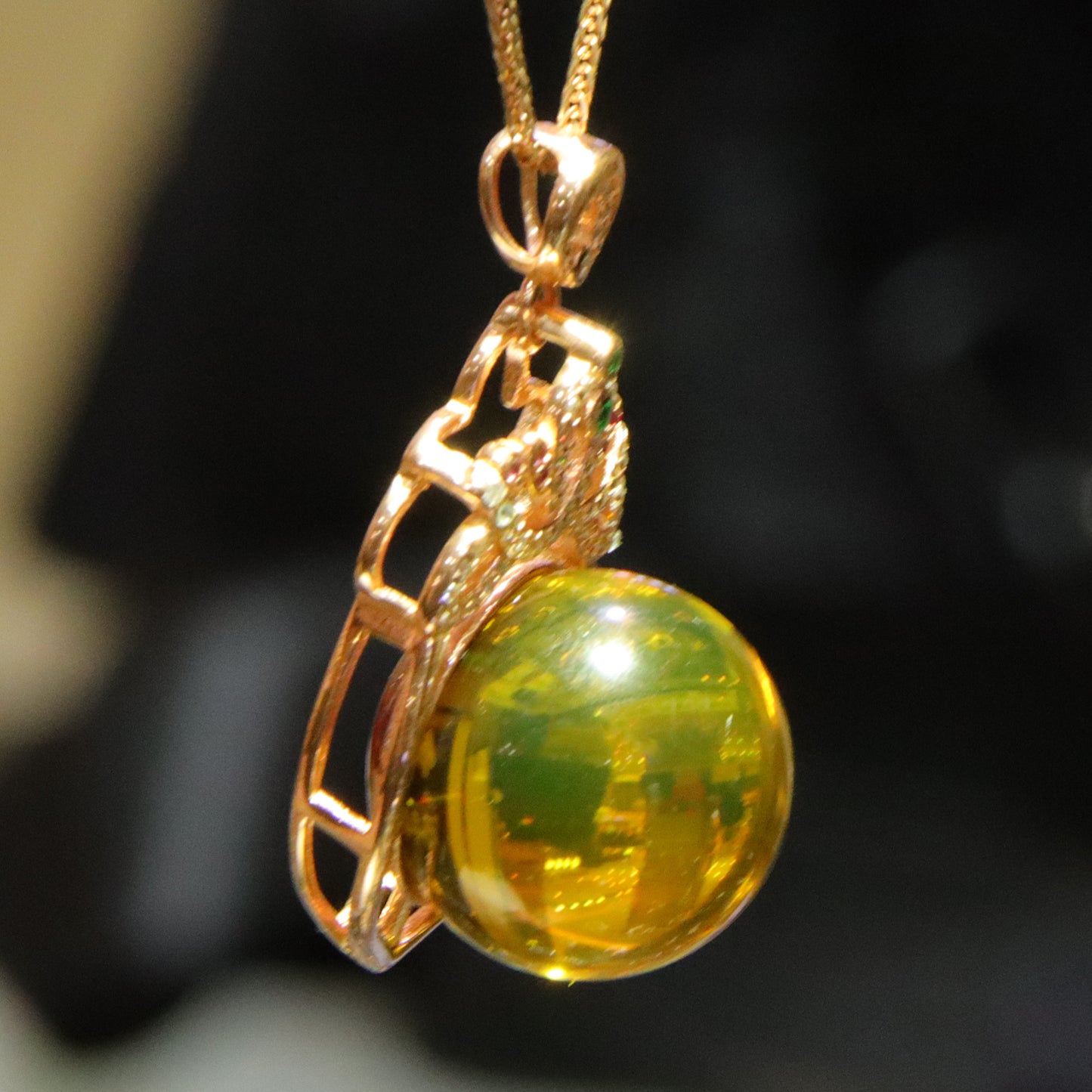 Fashionable and simple blue amber diameter 17mm 0.009kg ladies necklace pendant