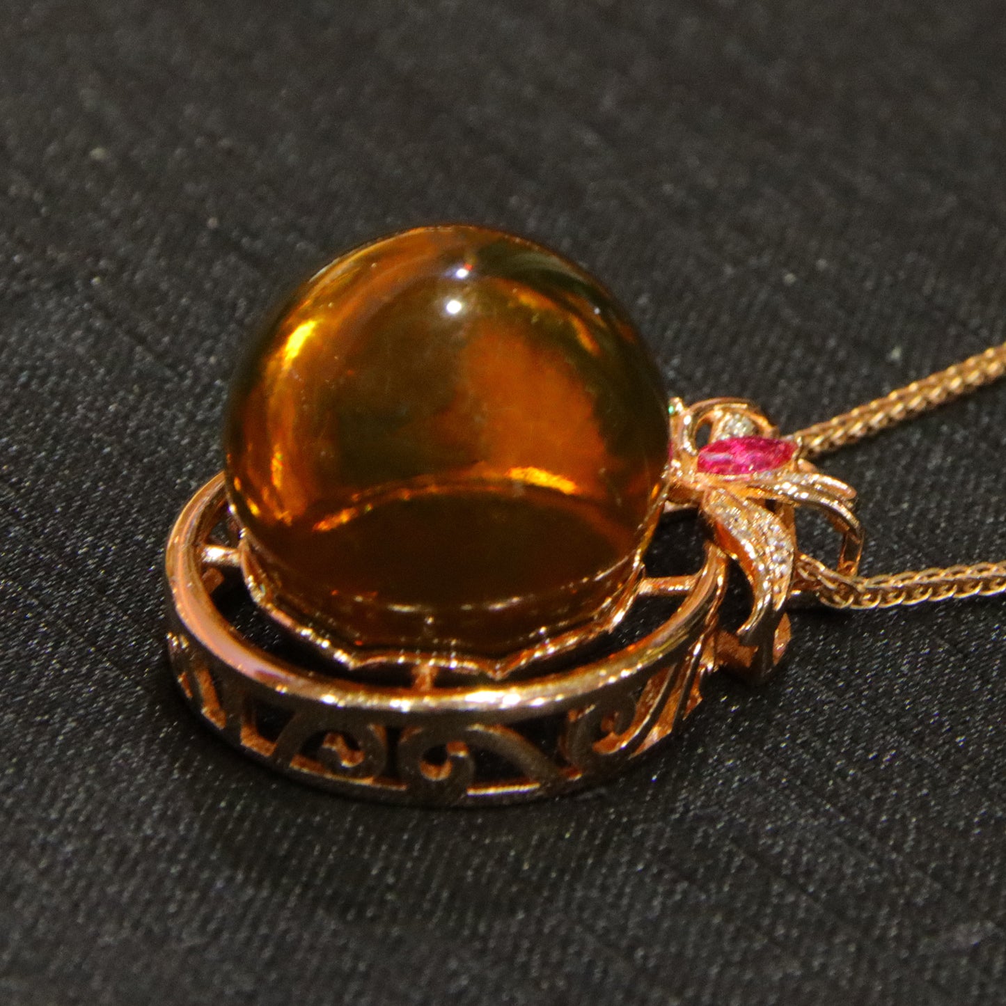 Fashionable and simple blue amber diameter 17mm 0.009kg ladies necklace pendant