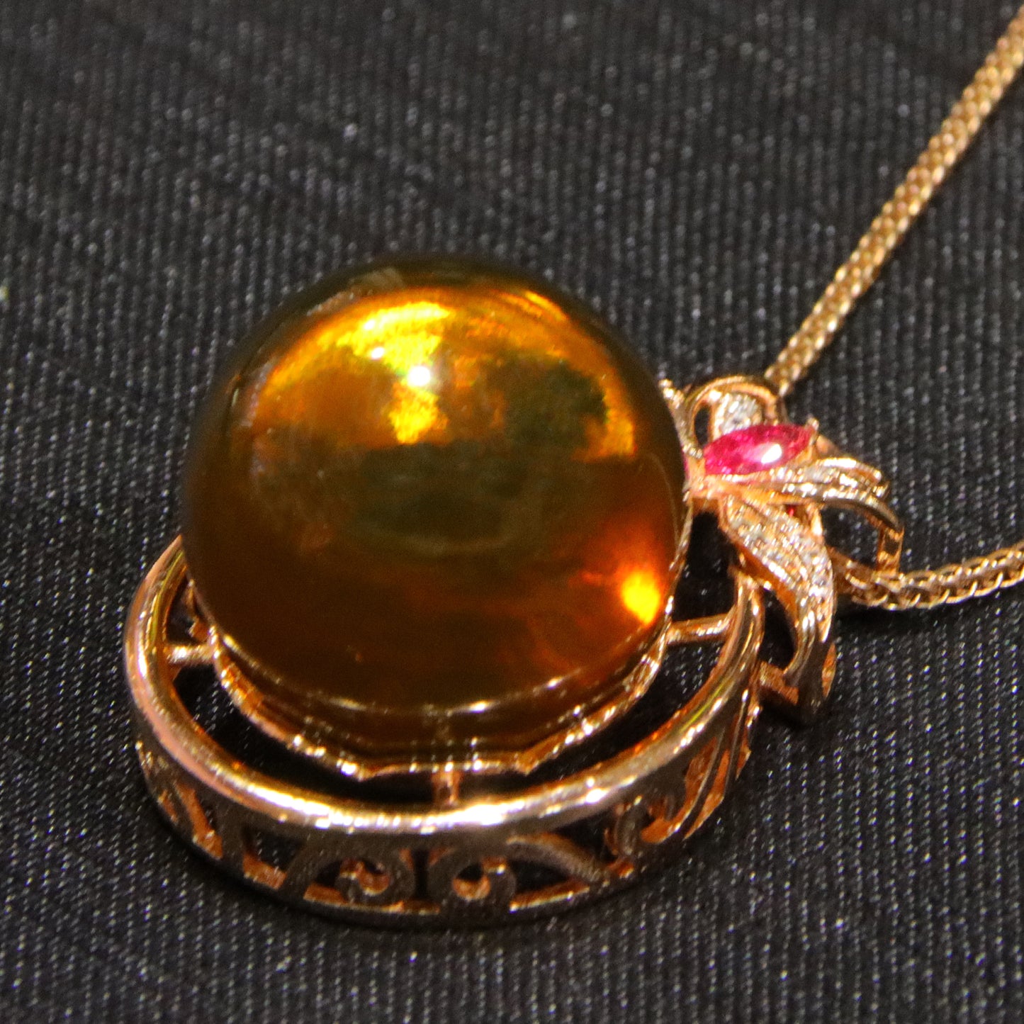 Fashionable and simple blue amber diameter 17mm 0.009kg ladies necklace pendant