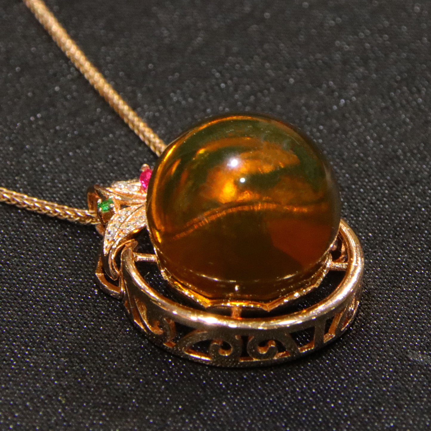 Fashionable and simple blue amber diameter 17mm 0.009kg ladies necklace pendant