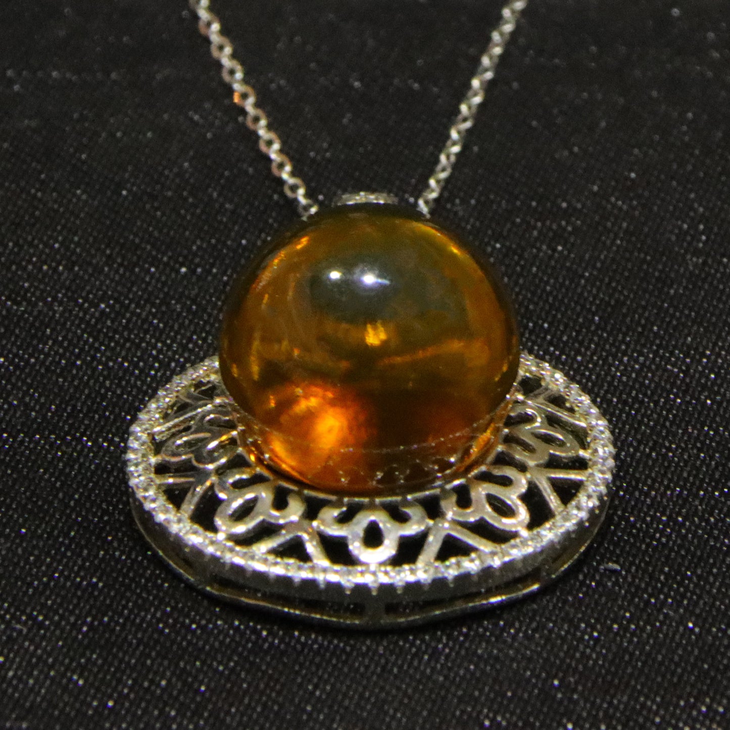 Fashionable and simple blue amber diameter 14mm 0.006kg ladies necklace pendant
