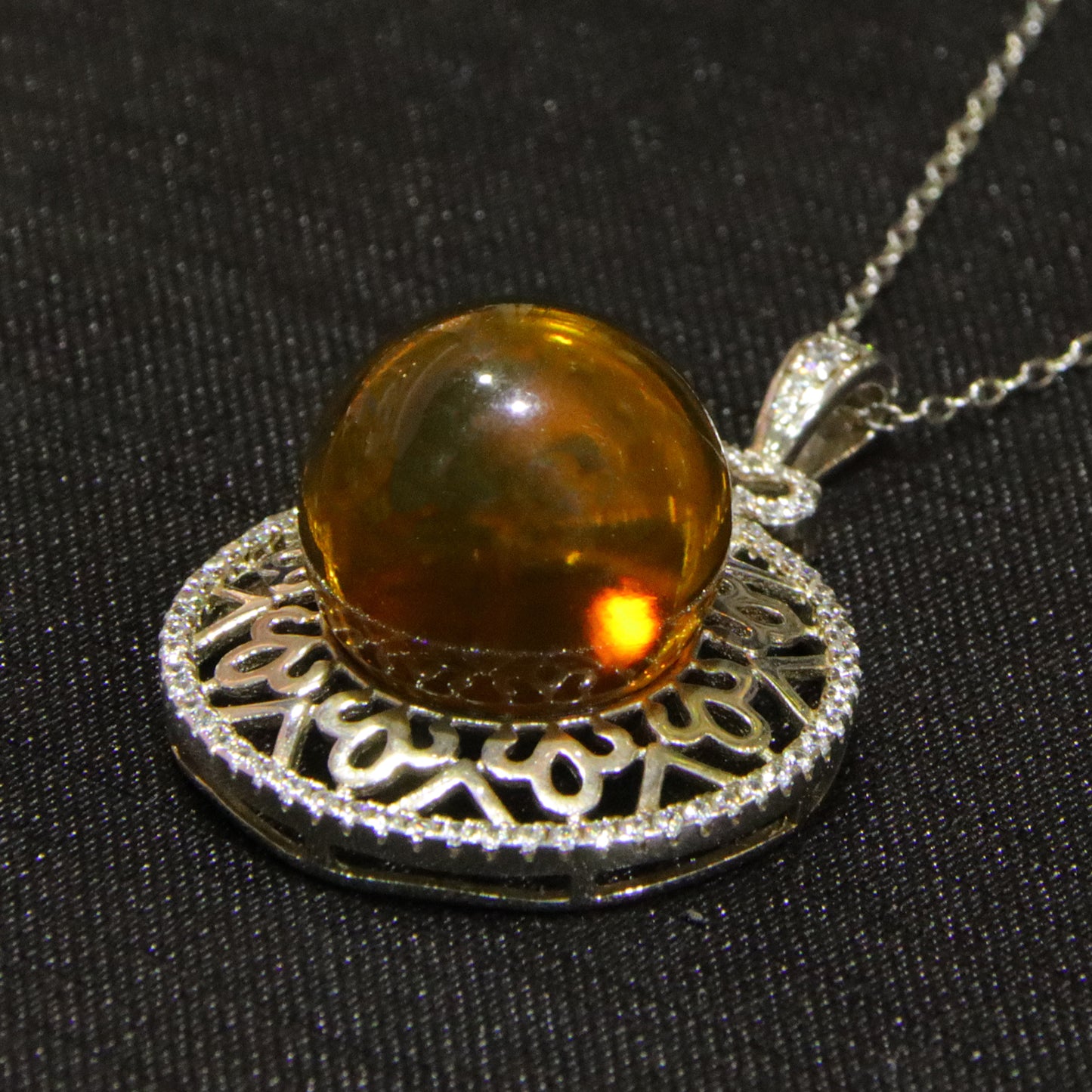 Fashionable and simple blue amber diameter 14mm 0.006kg ladies necklace pendant