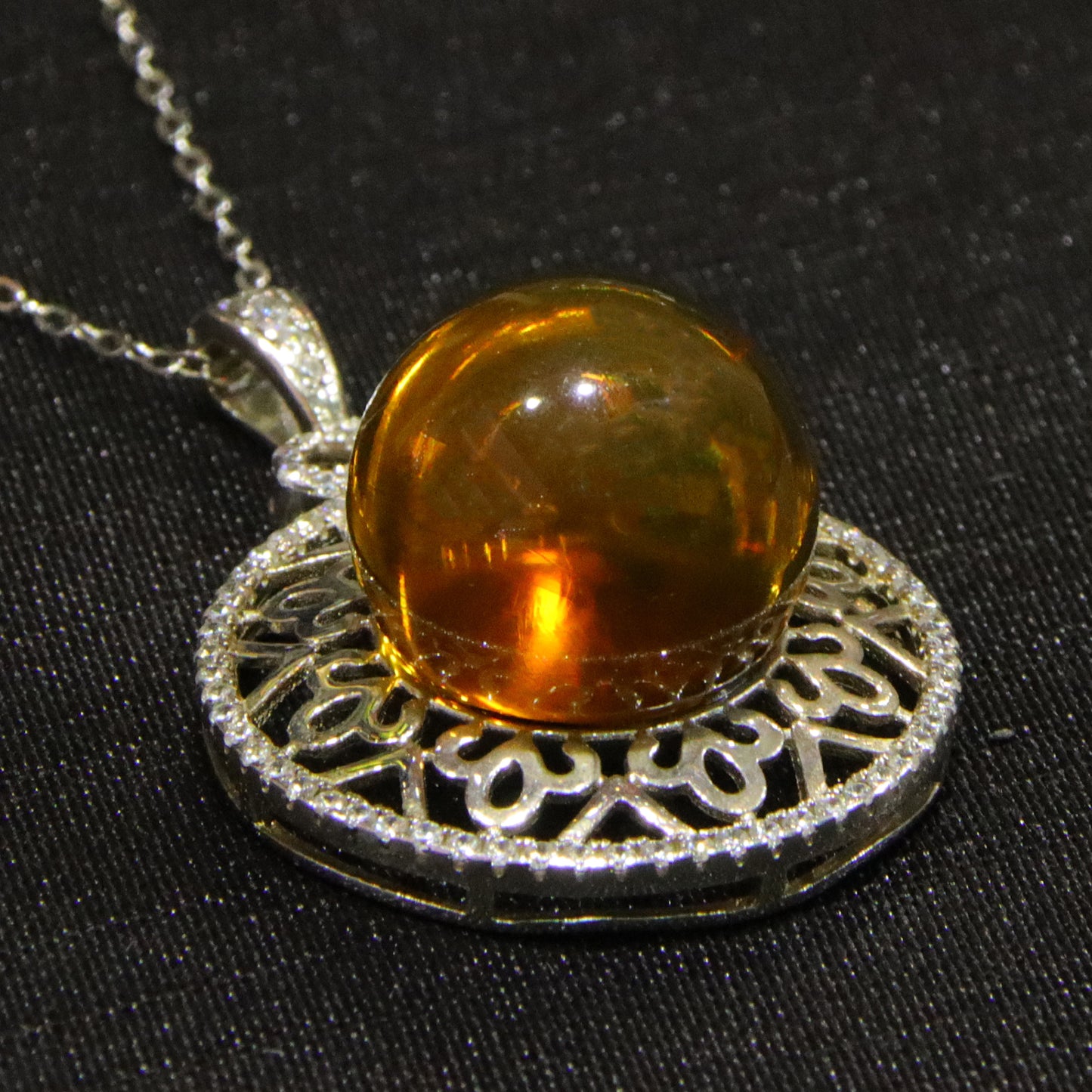 Fashionable and simple blue amber diameter 14mm 0.006kg ladies necklace pendant
