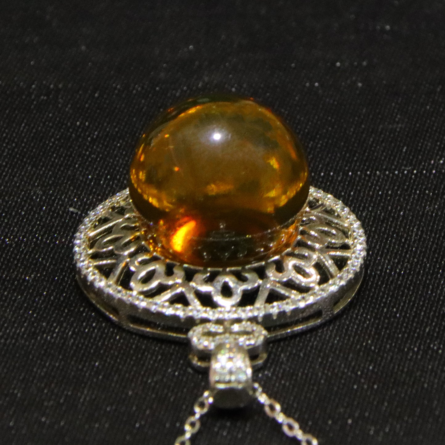 Fashionable and simple blue amber diameter 14mm 0.006kg ladies necklace pendant