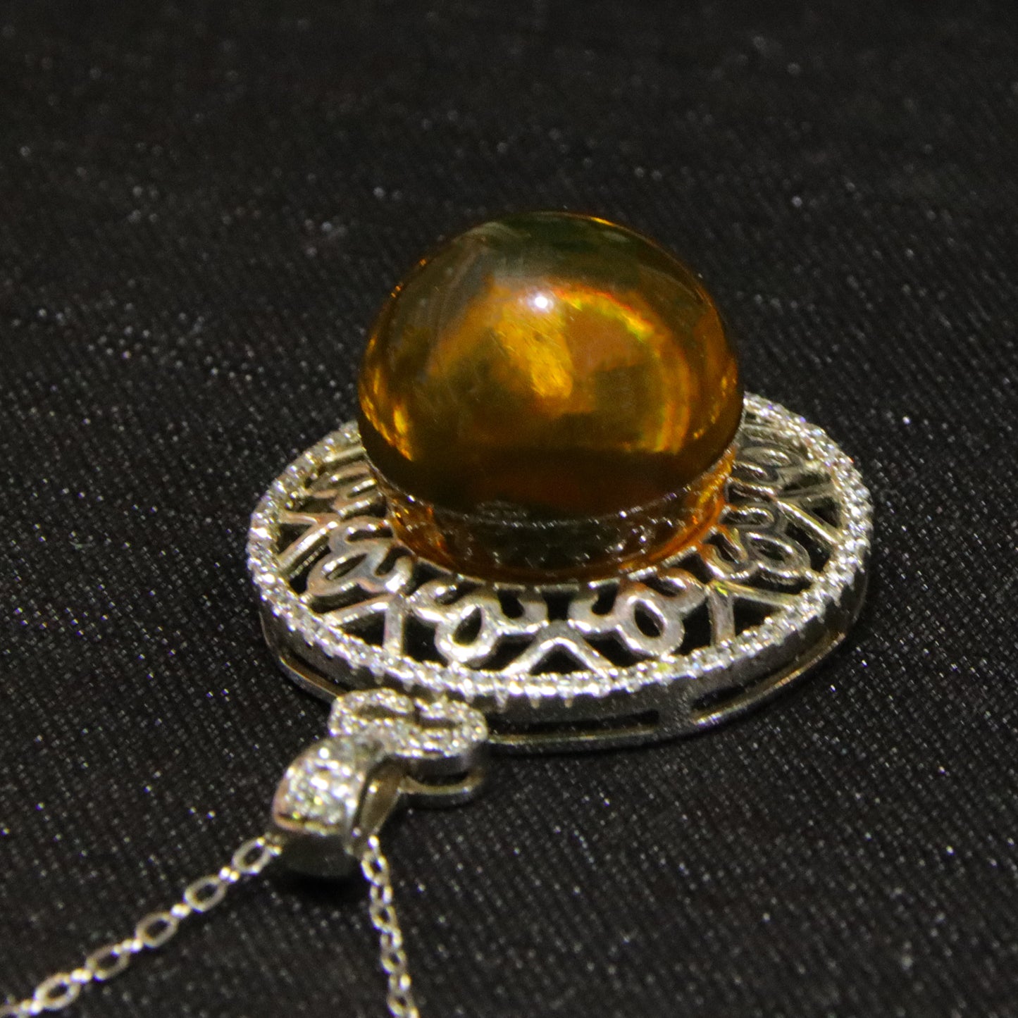 Fashionable and simple blue amber diameter 14mm 0.006kg ladies necklace pendant