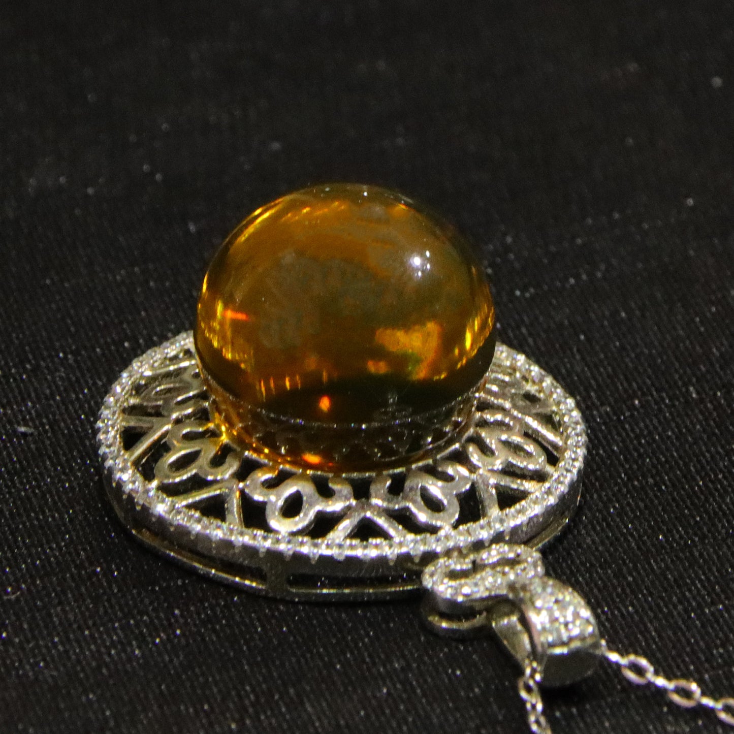 Fashionable and simple blue amber diameter 14mm 0.006kg ladies necklace pendant