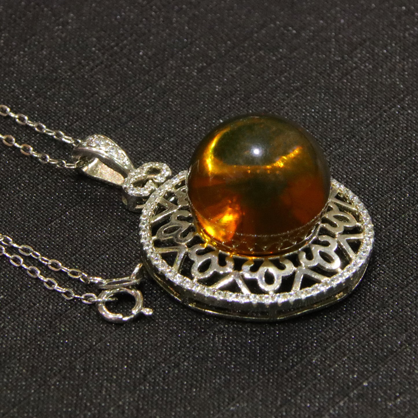 Fashionable and simple blue amber diameter 14mm 0.006kg ladies necklace pendant